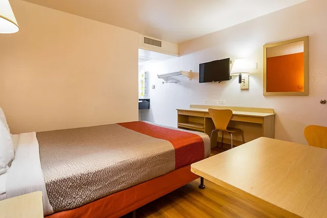 غرفة قياسية بسرير كوين، Motel6 Mesa, AZ - North 6/8