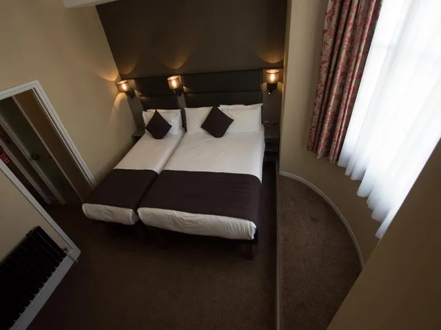 غرفة قياسية ثلاثية بسرير مزدوج وسرير فردي، Brunel Hotel 2/3
