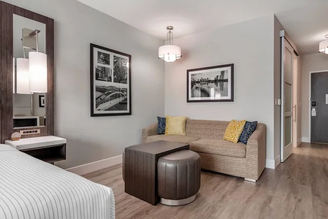 غرفة بسرير كينج مع أريكة لذوي الإعاقة، Cambria Hotel Austin Uptown near the Domain 4/8