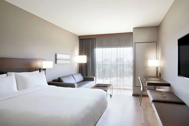 غرفة بسرير كينج مع أريكة لذوي الإعاقة، AC HOTEL IRVINE 1/4