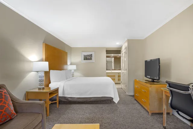 Room, King Bed, Exterior Entrance، Best Western Plus Dixon Davis 3/9