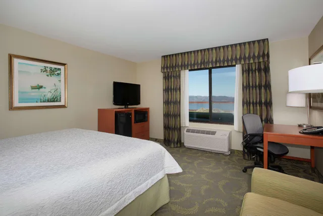 غرفة بسرير مزدوج بإطلالة على النهر، HAMPTON INN AND SUITES ASTORIA 1/3