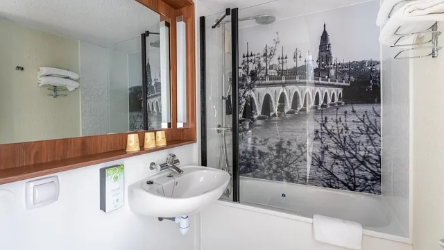 غرفة متصلة قياسية بسرير كوين وسريرين منفصلين، Campanile NATURE - Bordeaux Lac 4/16