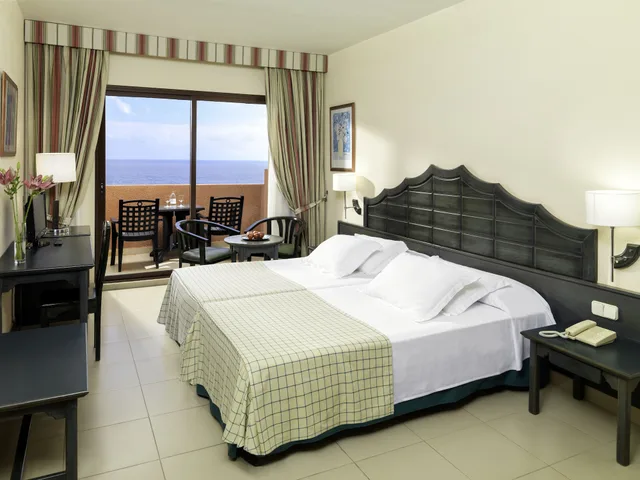 غرفة بسريرين منفصلين بإطلالة على البحر، H10 Taburiente Playa 2/5