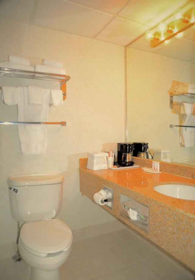 Room, King Bed, Howard Johnson by Wyndham Gillette 8/10