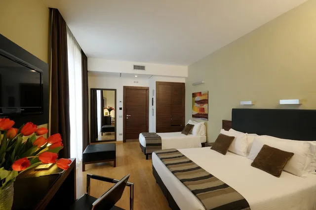 غرفة ثلاثية بسرير فردي وسرير كوين، Hotel Trevi Collection 6/8
