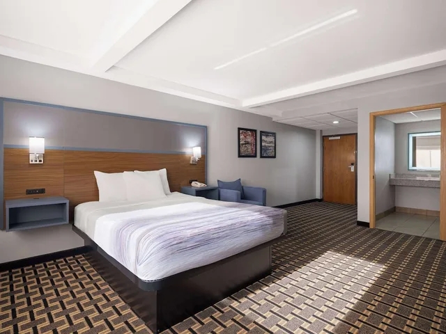 غرفة بسرير كوين لذوي الإعاقة، AmericInn by Wyndham Woodstock IL 1/4