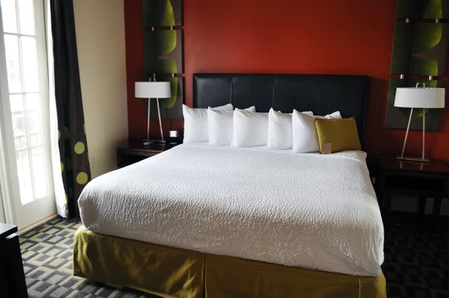 جناح بسرير كينج وسرير كوين بغرفتي نوم، Carriage House Hotel 4/4