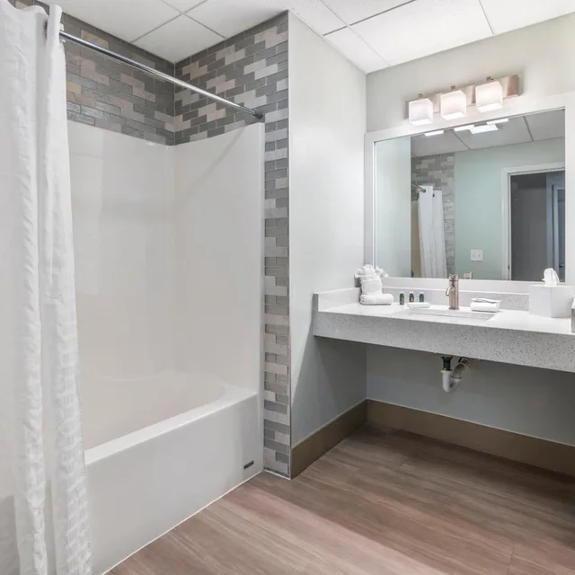 2 Bedrooms, Suite, Cherry Tree Inn & Suites 4/4