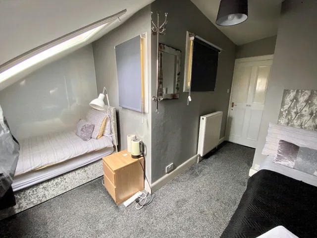 غرفة أساسية بسرير مزدوج وسرير فردي بحمام خاص، 16 PILRIG GUEST HOUSE 4/4
