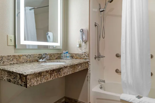 جناح جونيور بسريرين كوين لذوي الإعاقة، Executive Inn & Suites 4/4