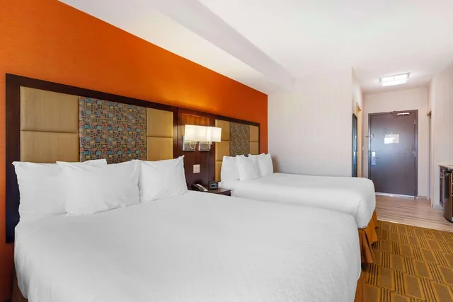 غرفة قياسية بسريرين كوين بمطبخ صغير، Best Western Plus Chateau Fort St. John 1/5