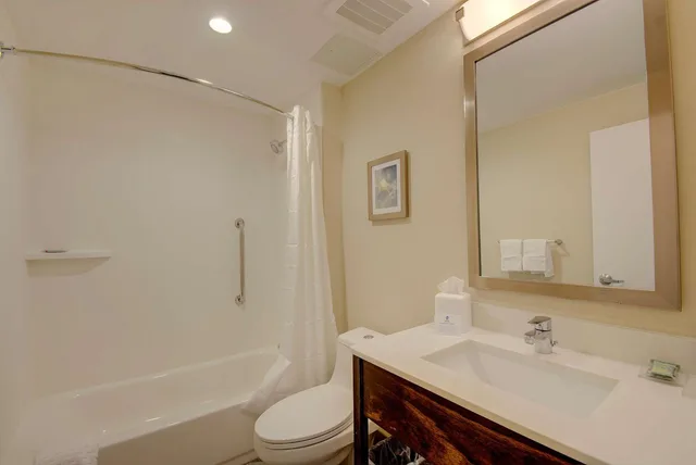 جناح بسرير كينج بغرفة نوم واحدة مع أريكة، Best Western Hampshire Inn And Suites Seabrook 4/6