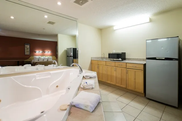جناح بسرير كينج بحوض جاكوزي للمدخنين، Red Roof Inn & Suites Philadelphia - Bellmawr 8/9