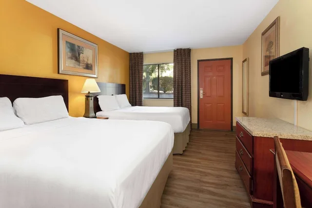 غرفة ديلوكس بسريرين كوين، Travelodge By Wyndham Albuquerque East 2/8