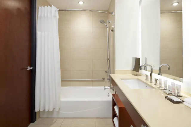 Guest Room, King Bed, Concierge Level، Montreal Airport Marriott In-Terminal Hotel 5/6