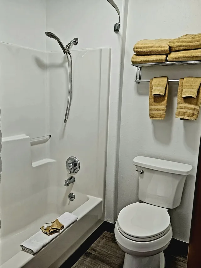Family Suite, 2 Bunk Beds, Sofa, Super 8 By Wyndham Belgrade/Bozeman Airport 4/6