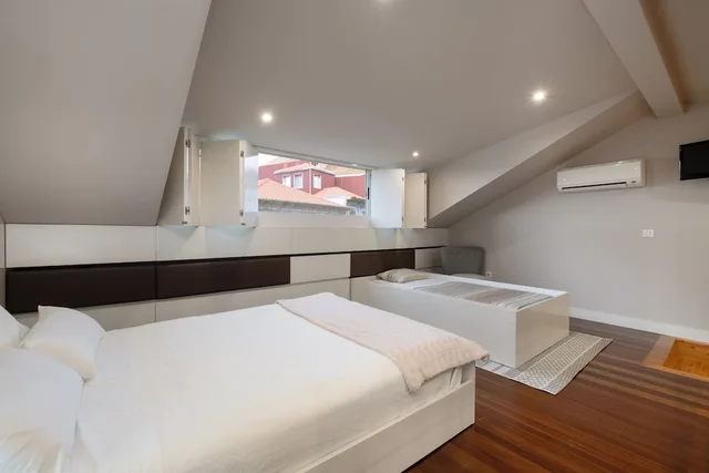 Loft, 1 King and 4 Single Beds, City View, Balcony, Extendall 2/10