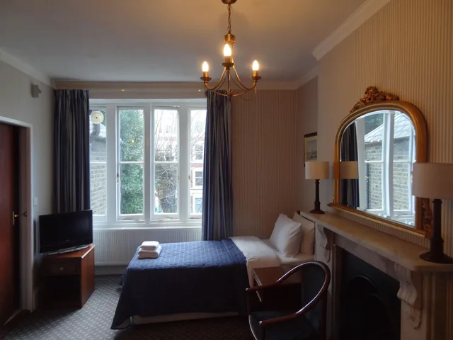 غرفة ثلاثية، Regency House 3/8
