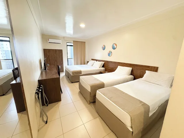 غرفة قياسية رباعية بسرير كوين وسريرين منفصلين، D8 Hotel Express 1/10