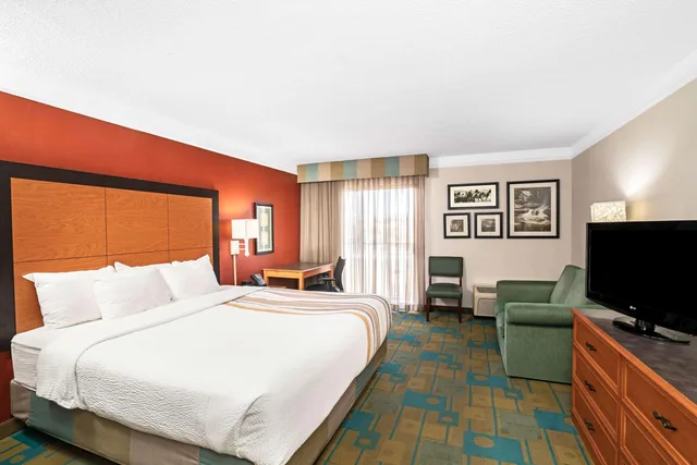 غرفة ديلوكس بسرير كينج، La Quinta Inn & Suites by Wyndham Kingsport Tri-Cities 3/6