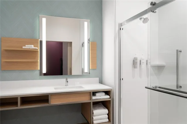 غرفة بريميوم بسرير كينج، Hilton Garden Inn Austin Central 2/2