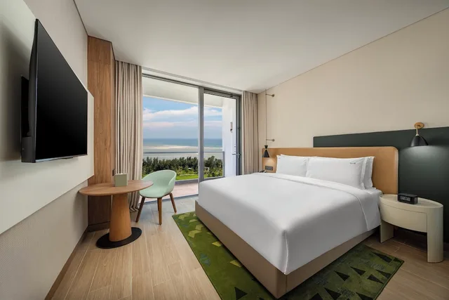 Premium, King Bed, Ocean Front, Holiday Inn Beihai Silver Beach by IHG 3/5