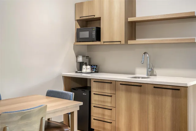 جناح بسرير كينج مع أريكة بمنطقة جلوس بجاكوزي بمطبخ صغير، Best Western Plus Bridgewater 7/8