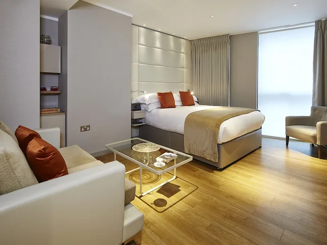 Studio, Apartment, Queen Bed, Cheval Three Quays 2/3