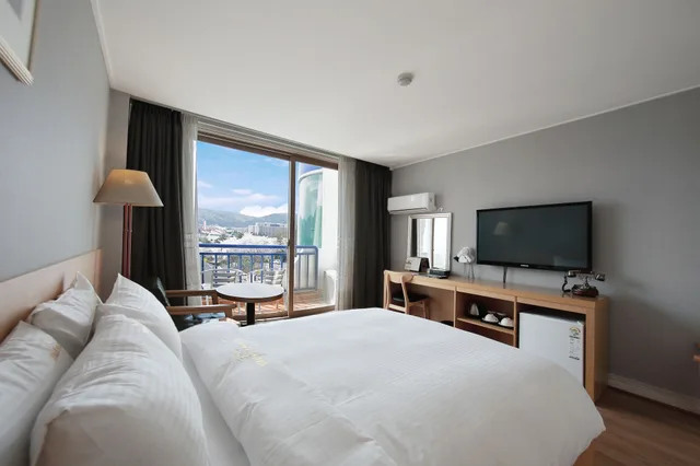 Deluxe, Double Bed, Bathtub, Benikea Swiss Rosen Hotel 3/5