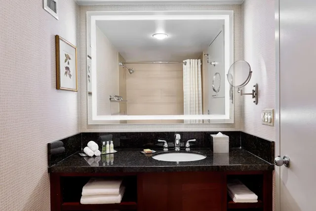 Room, King Bed, Queen Bed, Allergy Friendly، Doubletree By Hilton Hotel Philadelphia Center City 4/6