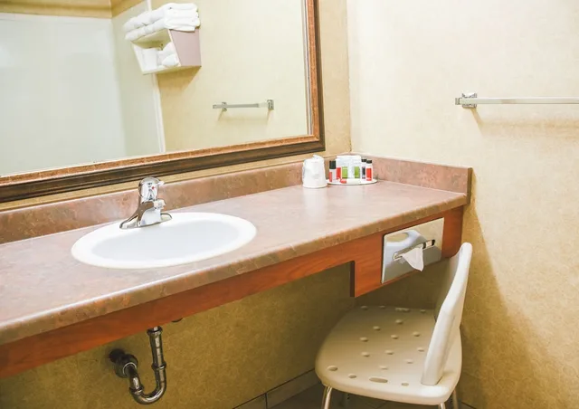 غرفة قياسية بسريرين كوين لذوي الإعاقة، Stony Plain Inn & Suites 5/8
