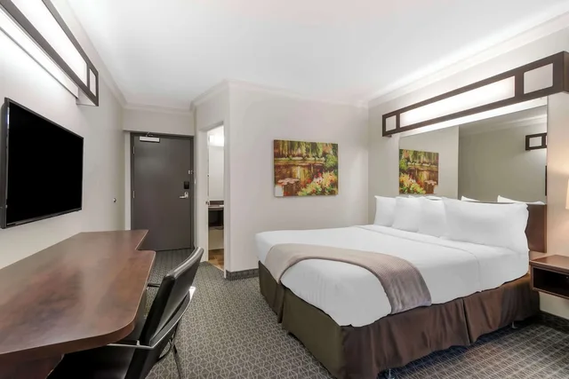غرفة قياسية بسرير كوين، Villa Inn and Suites, SureStay Collection By Best Western 1/5