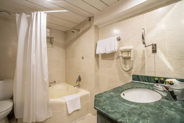 غرفة بريميوم بسريرين منفصلين بإطلالة على المسبح، Azal Pyramids Hotel 4/6