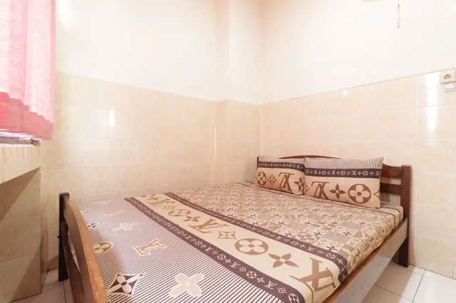 Economy, Double Bed, with Fan، Hotel Omah Ampel Syariah by ZUZU 1/2