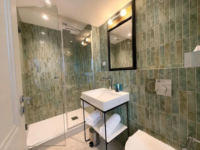 جناح جونيور، Hotel Maison Lenoir 6/9