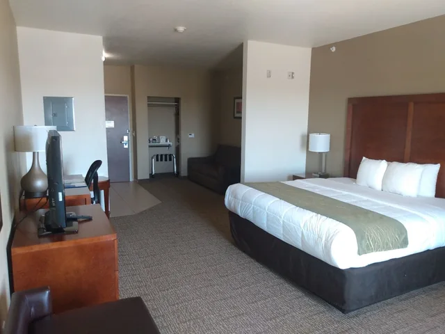 Efficiency, Suite, King Bed, Sofa، Comfort Inn Midland South I-20, TX 1/4