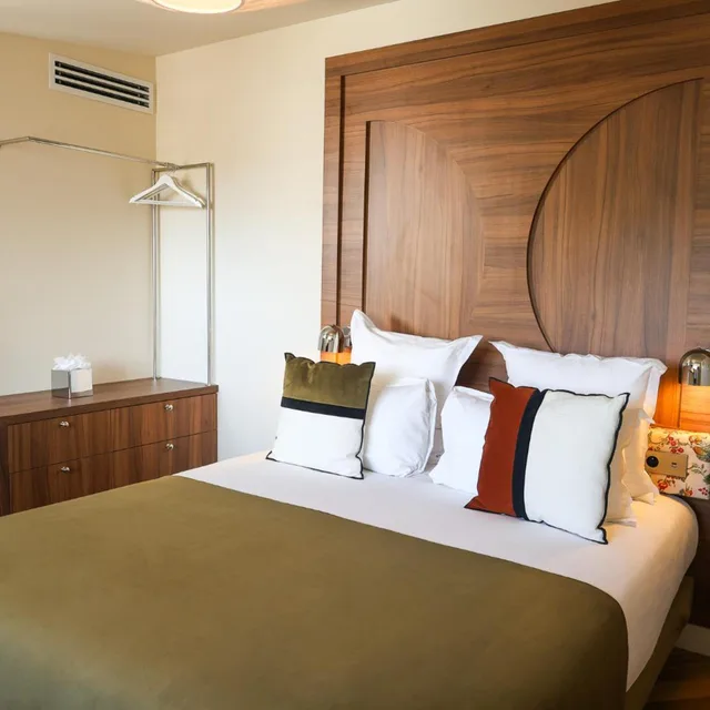 Room, King Bed, Eiffel View, HOTEL D'ARGENSON 2/6