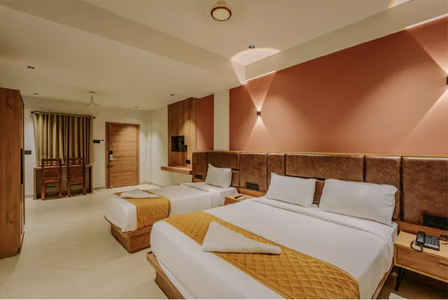غرفة ديلوكس ثلاثية بسرير مزدوج وسرير فردي، Hotel Beverly Plaza Kozhikode 1/1