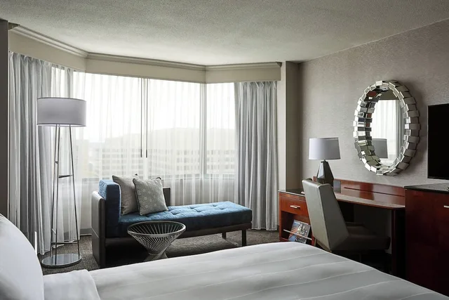 غرفة كلوب بسرير كينج، Crystal Gateway Marriott 6/6