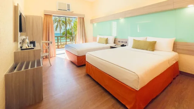 غرفة بسريرين كوين بإطلالة على الشاطئ، Microtel by Wyndham Boracay 1/1