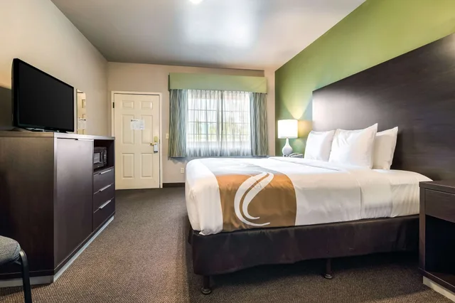 غرفة قياسية بسرير كينج، Quality Inn & Suites Bainbridge Island 2/9