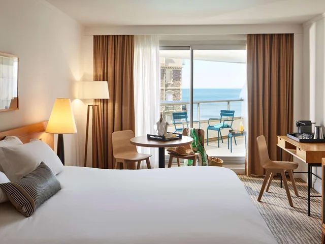 غرفة ديلوكس بسرير مزدوج بإطلالة على البحر، Sofitel Biarritz Le Miramar Thalassa Sea & Spa 1/5