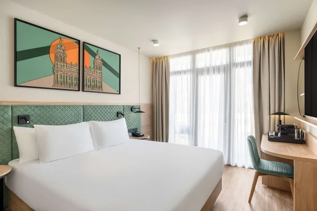 غرفة ديلوكس بسرير كينج بشرفة بإطلالة، Hilton Garden Inn Debrecen City Centre 2/5