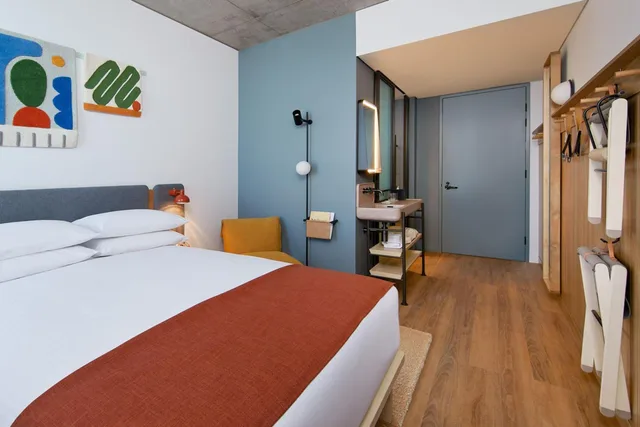 Moxy, Twin Beds, Airport View، Moxy Sydney Airport 1/8