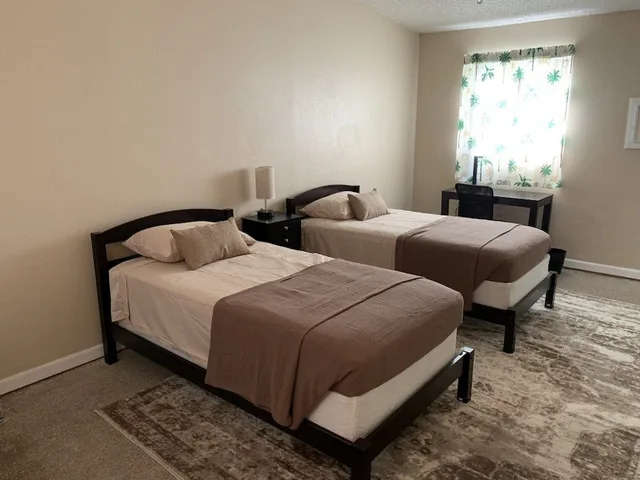 غرفة تقليدية بسرير مزدوج، Sebastian Gardens Inn & Suites 1/1