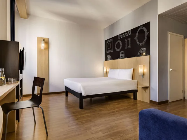 Family, 1 Double and 1 Single Bed, Ibis Kiev City Center 3/9