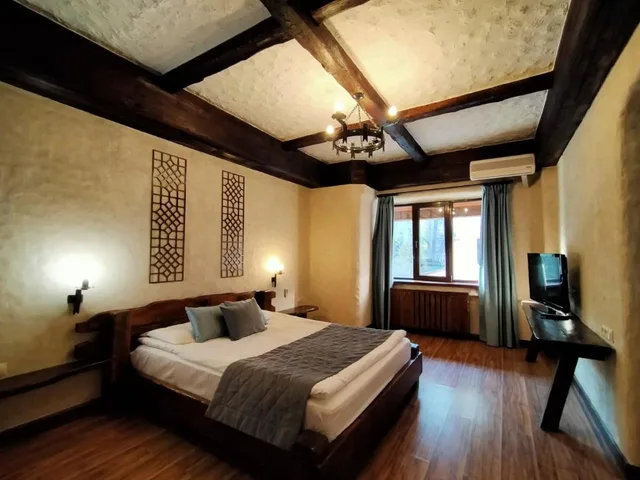 جناح، Saraichik Hotel 1/2