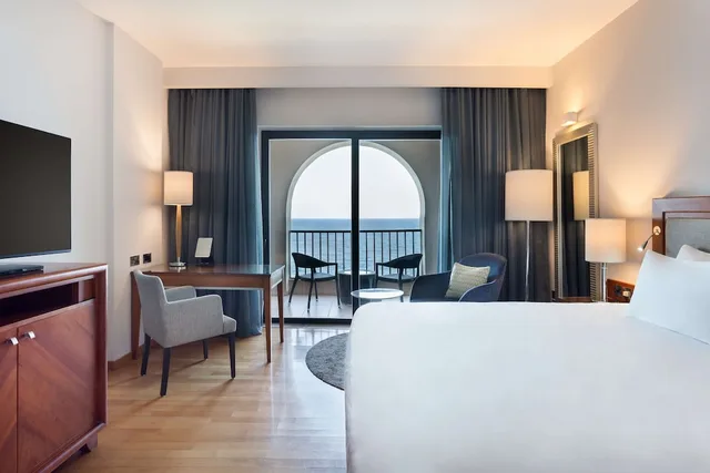 غرفة عائلية بسريرين كينج بإطلالة على البحر بشرفة، Radisson Blu Resort Malta St Julians 6/10