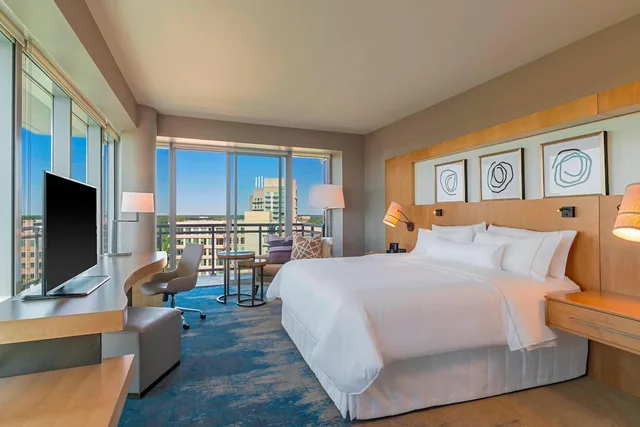 غرفة ركنية بسرير كينج بشرفة، THE WESTIN AT THE WOODLANDS 2/4